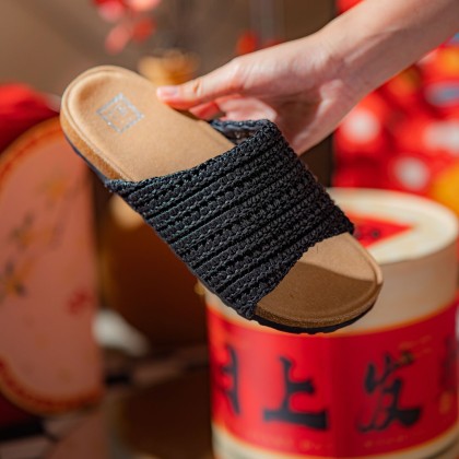 Perforated Suede Sandals 缕空套脚款